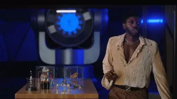 Ceinture en cuir Off White Arrow Butckl portée par Tom Swift (Tian Richards) vue dans Tom Swift (S01E08)