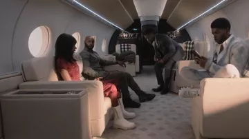 Off White For Rainy Days Sponge Sole Chelsea Rain Boot porté par Zenzi Fullington (Ashleigh Murray) vu dans la garde-robe de la série télévisée Tom Swift (Saison 1 Episode 8)