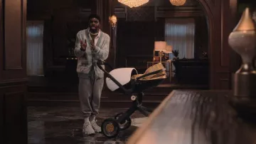 Prada White Low Top Sneakers portées par Tom Swift (Tian Richards) comme on le voit dans Tom Swift (S01E08)