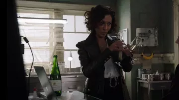 A.L.C. Amelia Faux Leather Jacket usado por Shivani (Rekha Sharma) como se ve en Roswell, Nuevo México (S04E07)