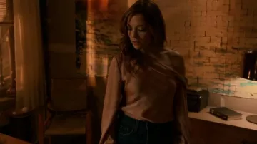 Jonathan Simkhai Alice One Shoulder Satin Top porté par Dennis comme vu dans Good Trouble (S04E12)