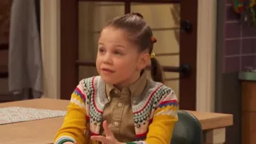 Boden Cosy Fair Isle Cardigan usado por Paige (Pyper Braun) como se ve en Raven's Home (S05E14)