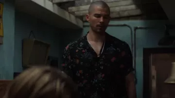 La chemise noire imprimée Kooples à manches courtes portée par Tommy (Cody Callahan) vue dans Animal Kingdom (S06E07)