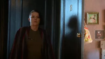 Le Tee Kooples Safety Pin porté par Kelly (Anastasia Leddick) vu dans Good Trouble (S04E13)