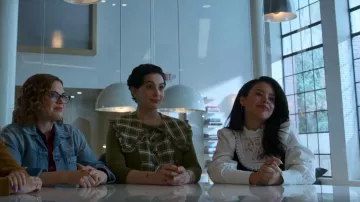 River Island Knit Hybrid Blouse usada por Mariana Adams Foster (Cierra Ramirez) como se ve en Good Trouble (S04E13)