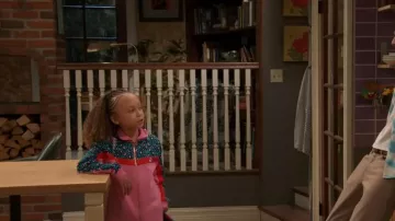 Marc Jacobs Cheetah-Print Bomber Jacket porté par Alice Baxter (Mykal-Michelle Harris) vu dans Raven’s Home (S05E15)