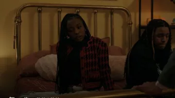 Gucci Houndstooth Lana Recortada Cardigan usado por Jemma como se ve en The Chi (S05E05)