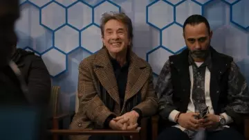 Manteau à carreaux à double poitrine Zara porté par Oliver Putnam (Martin Short) vu dans Only Murders in the Building (S02E06)