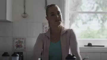 Lululemon Define Jacket - Blissful Pink porté par Karen (Krew Boylan) vu dans The Secrets She Keeps (S02E04)
