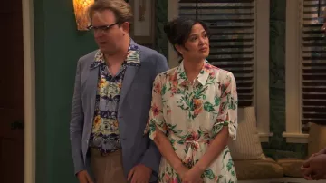 Calvin Klein Robe de chemise à manches noëlles à imprimé floral portée par Mme Jorgenson telle qu’elle est vue dans Raven’s Home (S05E16)