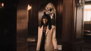 L’Academie Leena Blazer porté par Zenzi Fullington (Ashleigh Murray) vu dans Tom Swift (S01E09)