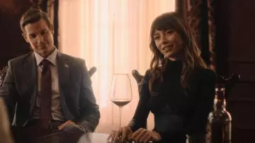 Fleur du Mal Mock Neck Robe à manches longues portée par Susannah Robb (Elizabeth Cappuccino) vue dans Tom Swift (S01E09)