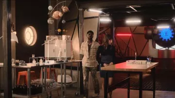 Pantalon Acne Studios Slim Fit Crocodile Jacquard porté par Tom Swift (Tian Richards) vu dans Tom Swift (S01E09)