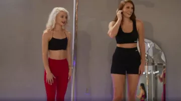 Lululemon High Rise Crop legging en rojo usado por Moriah Plath como se ve en Welcome to Plathville (Temporada 4 Episodio 8)