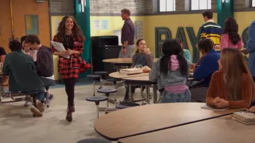 Bar III Buffalo Plaid Studded Shirt usado por Cami (Marissa Reyes) como se ve en Raven's Home (S05E05)