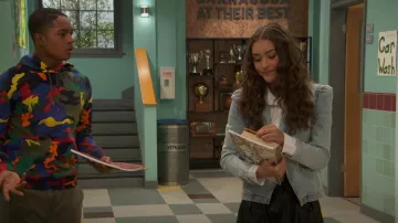 Generation Love Sutton Denim Blazer porté par Cami (Marissa Reyes) vu dans Raven’s Home (S05E05)