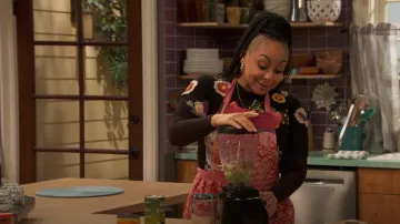 Anthropologie Nifty Apron worn by Raven Baxter (Raven-Symoné) as seen in Raven's Home (S05E05)