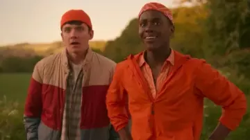 Le bonnet miki orange porté par Otis Milburn (Asa Butterfield) dans la série Sex Education (Saison 1 Épisode 2)