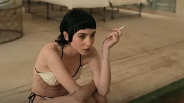 Topshop Contrast Trim Triangle Bikini Top usado por Regina (Devon Ross) como se ve en Irma Vep (S01E06)