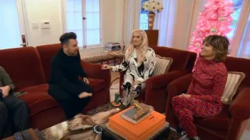 Olivia Von Halle Lila Cat Print Conjunto de pijama de seda usado por Erika Jayne como se ve en The Real Housewives of Beverly Hills (S12E12)