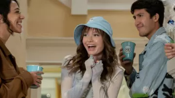 Sombrero de cubo Chicuu usado por Gia (Zoe Margaret Colletti) en Boo, Bitch (Temporada 1)