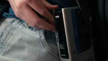 Sony Walkman Portable Cassette Player utilizado por Max Mayfield (Sadie Sink) como se ve en Stranger Things (S04E01)