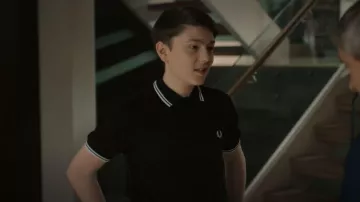 Fred Perry Twin Tipped Logo Polo en noir porté par (George Wakeman) comme vu dans Breeders (S02E09)
