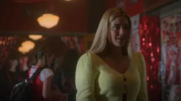 Camila Coelho Genevieve Pearl Cardigan porté par Karen Beasley (Mallory Bechtel) vu dans Pretty Little Liars: Original Sin (S01E01)