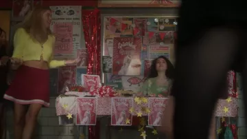 Jupe Kkco Overlap portée par Karen Beasley (Mallory Bechtel) vue dans Pretty Little Liars: Original Sin (S01E01)