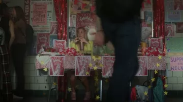 Steve Madden Twice Pump porté par Karen Beasley (Mallory Bechtel) vu dans Pretty Little Liars: Original Sin (S01E01)