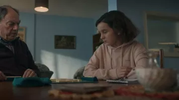 H&M + Sudadera con capucha en rosa claro / sonrisa usada por (Eve Prenelle) como se ve en Breeders (S03E09)