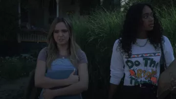 BDG Baby Tee en lilas porté par Imogen Adams (Bailee Madison) vu dans Pretty Little Liars: Original Sin (S01E02)