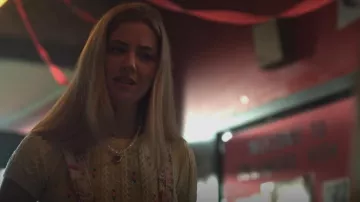 Suéter de punto Mango Flowers usado por Karen Beasley (Mallory Bechtel) como se ve en Pretty Little Liars: Original Sin (S01E02)