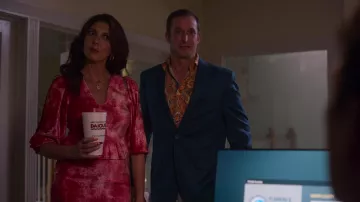 Jupe et veste Pink Ensemble portées par Sophie Devereaux (Gina Bellman) comme on le voit dans la garde-robe de la série télévisée Leverage: Redemption (Saison 1 Episode 3)