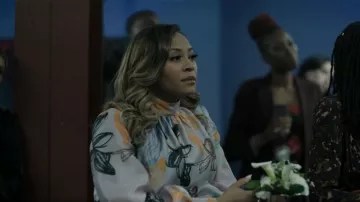 Stine Goya Eddy Blusa floral de satén usada por Tracy Roxboro (Tai Davis) como se ve en The Chi (S05E06)