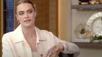 Max Mara Foglia Cotton and Linen-Blend Jacket porté par Cara Delevingne vu en LIVE avec Kelly et Ryan le 28 juillet 2022
