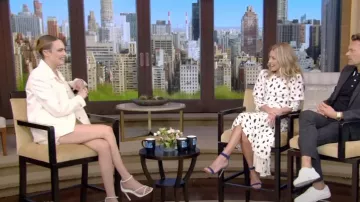 Sandale Schutz Gaiah portée par Cara Delevingne vue en LIVE avec Kelly et Ryan le 28 juillet 2022