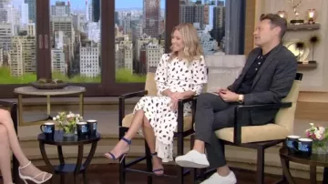 Gianvito Rossi Portofi­no 105 Vel­vet San­dals in blue worn by Kelly Ripa as seen in LIVE with Kelly and Ryan on July 28, 2022