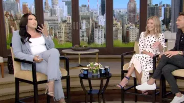 Cinq a Sept Loisa Embellished Slit Cuff Pants usado por Tisha Campbell como se ve en VIVO con Kelly y Ryan el 28 de julio de 2022