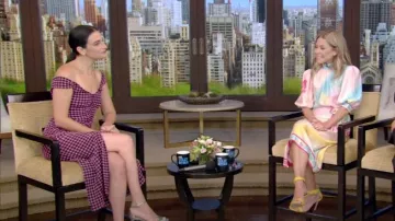 Robe Rachel Comey Altro portée par Jenny Slate vue en LIVE avec Kelly et Ryan le 27 juillet 2022