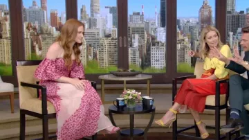 Lela Rose Diagonal Stripe Jacquard Off The Shoulder Gown usado por Sarah Drew como se ve en VIVO con Kelly y Ryan el 26 de julio de 2022