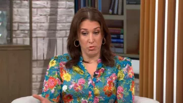 Alice + Olivia Sheila Blouse In Summer Bliss worn by Sarah Gelman as seen in CBS Mornings on 28 July 2022