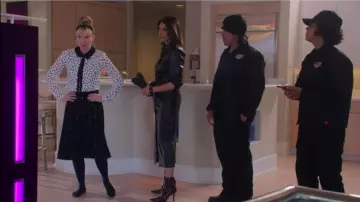 Falda negra usada por Parker (Beth Riesgraf) en Leverage: Redemption Wardrobe (S01E07)
