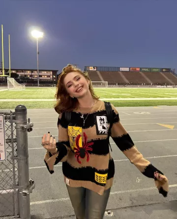 Le pull rayé Skoot Skoot Skoot porté par Renata sur son compte Instagram @renatarrii