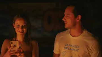 T-shirt japonais pour le petit-déjeuner porté par Harrison (Lewis Pullman) comme on le voit dans la garde-robe du film Press Play