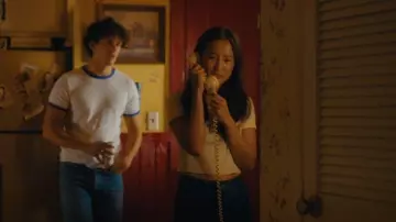 Urban Outfitters Truly Madly Deeply Butterfly Cropped Tee usado por Maya como se ve en Bridge and Tunnel (S02E03)