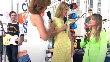 Jacquemus Bari Slub Weave Mini Blazer Robe portée par Maren Morris comme vu dans Today le 28 juillet 2022