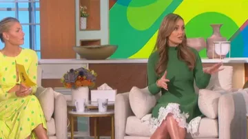 Lela Rose Lace Hem Rib-Knit Dress usado por Nicole Lapin como se ve en The Talk el 26 de julio de 2022