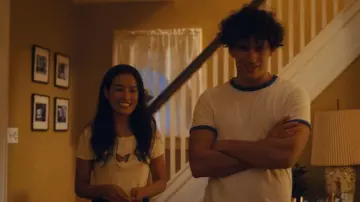 Camiseta mariposa de Maya (Tenzing Kalden) en puente y túnel (S02E03)