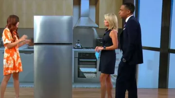 Cinq un minivestido frontal sept McKenna Twist usado por Amy Robach como se ve en Good Morning America Weekend el 01 de agosto de 2022